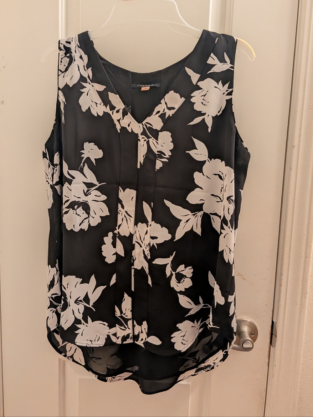 TTahari Black and White Floral V-Neck Sleeveless Top/ Blouse